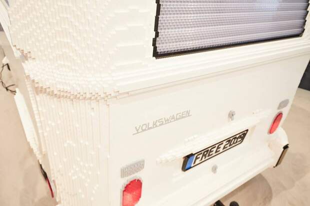 Уникальный фургон Volkswagen T2, собранный из LEGO
