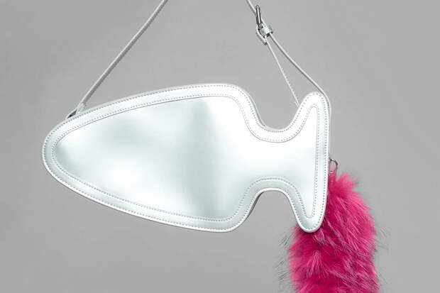 Популярный бренд выпустил сумку в виде анальной пробки за 11 тысяч рублей