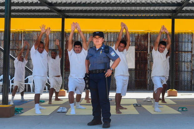 Надзиратель в тюрьме в Сан-Сальвадоре