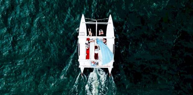 В Геленджике школьники спасли алтайскую семью на катамаране с четырёхлетним ребёнком