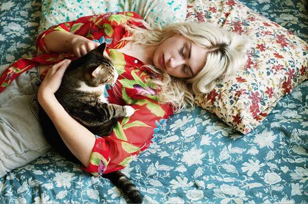 Брайан Виллс, Brianne Wills, девушки со своими котами, девушки с кошками которых они приютили