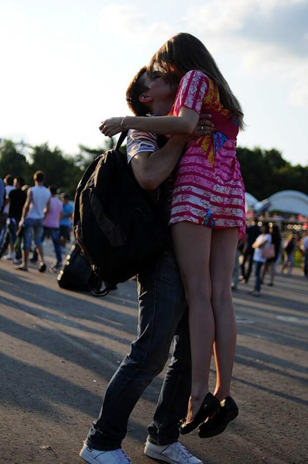 Замечательные праздники, которые набирают популярность в России девушки, поцелуи, праздники, россия