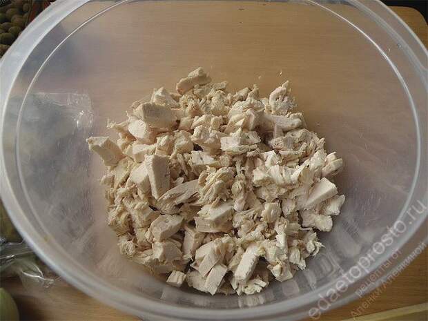 грудку нарезать кубиками. пошаговое фото этапа приготовления салата с курицей и грибами