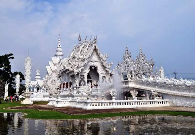 Белый храм Ват Ронг Кхун - самый удивительный и необычный буддийский храм.
