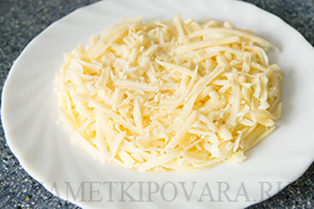 Салат с печенью трески и солеными огурчиками
