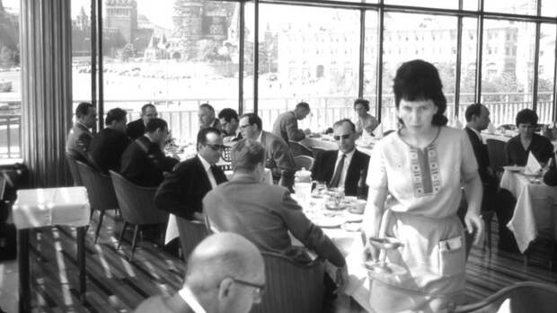 В «Интуристе» (гостиница) в ресторан могли прийти только иностранные граждане или те, у кого было специальное приглашение / Фото: smartik.ru В «Интуристе» (гостиница) в ресторан могли прийти только иностранные граждане или те, у кого было специальное приглашение / Фото: smartik.ru