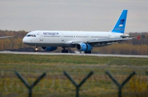 Airbus A321 компании "Когалымавиа" с бортовым номером EI-на ETJ на взлетно-посадочной полосе международного аэропорта Домодедово 20 октября