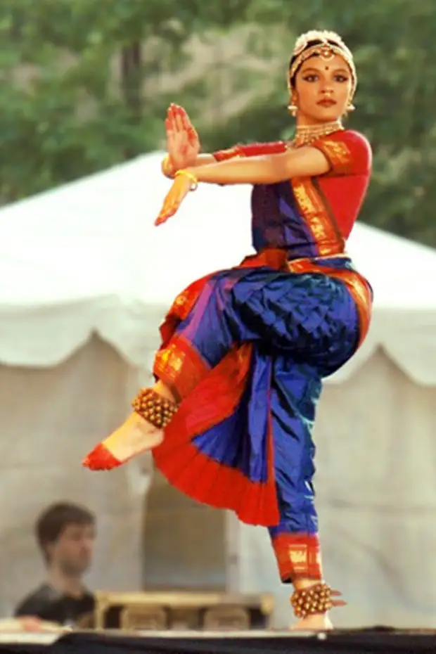 Классический танец любви индийский. Кадр индийский танец. Костюм танцевальный для Болливуда. Индийские движения руками.