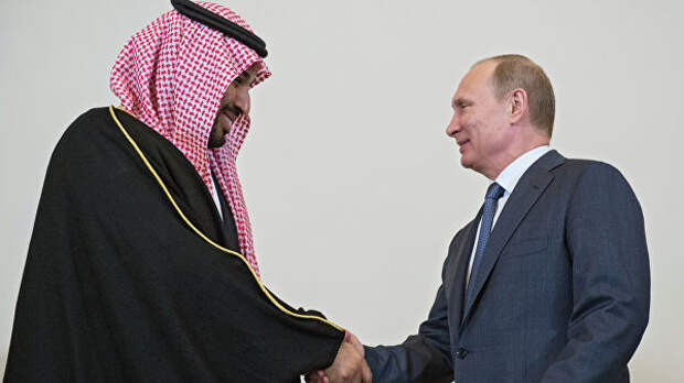 Президент России Владимир Путин (справа) и преемник Наследного принца, министр обороны Саудовской Аравии Мухаммед Бен Сальман