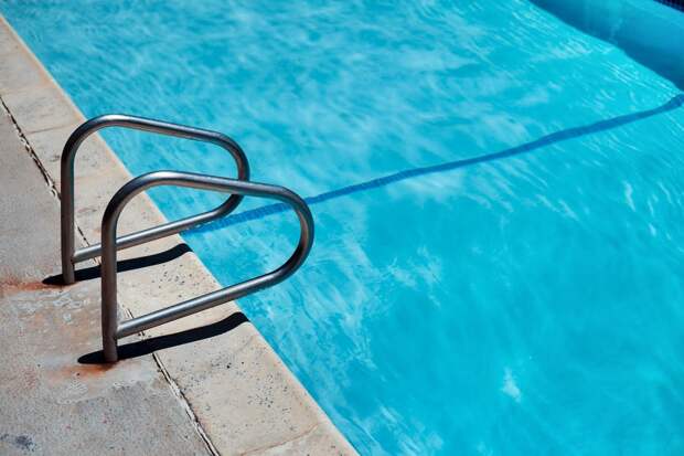 В США восьмилетнюю девочку затянуло в трубу неисправного бассейна в отеле