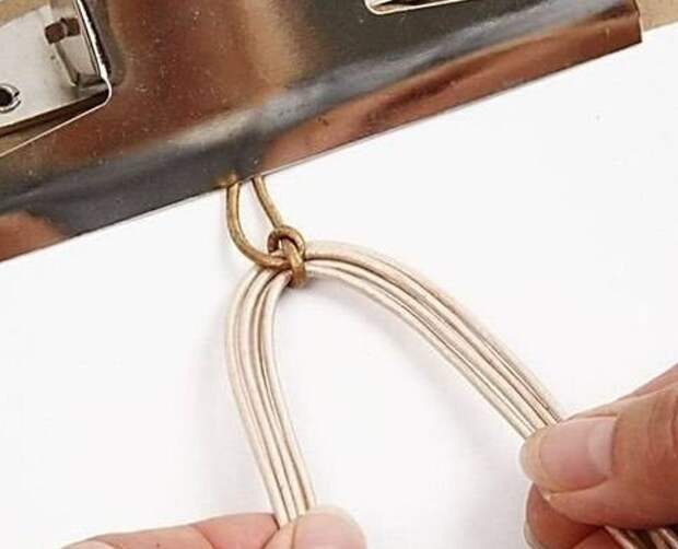 Салфетка + кисточки = колье
