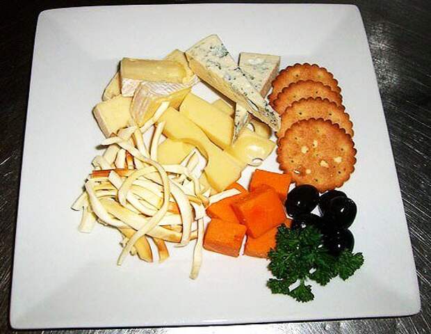 Праздничная нарезка: сырная тарелка