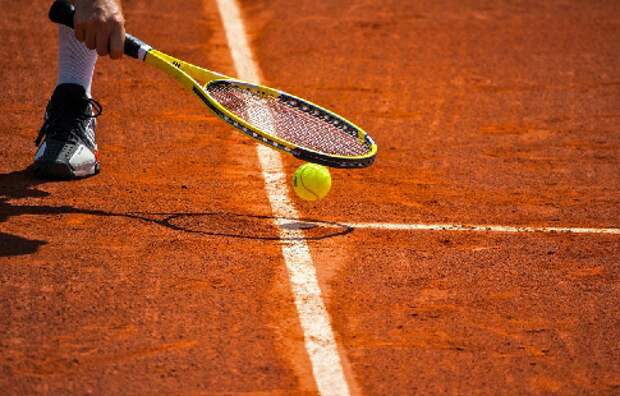 Французский теннисист сшиб болгёрл и получил травму (ВИДЕО)