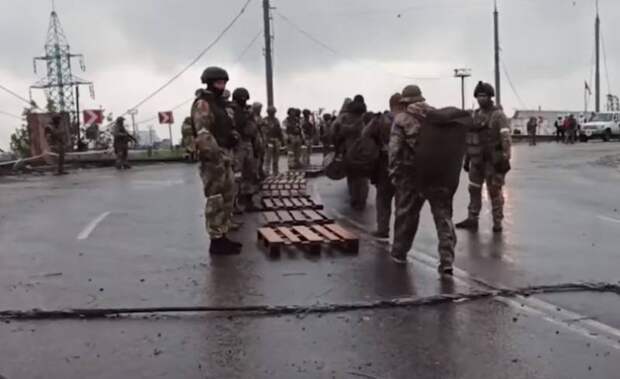 Выход боевиков с «Азовстали» продолжается: Минобороны РФ привело данные по сложившим оружие и сдавшимся в плен