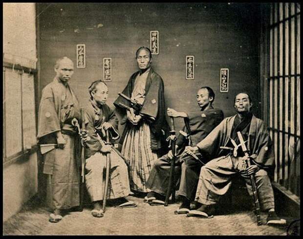3. Воины-самураи. Снимок сделан в период между 1860 и 1880 годами 3. Воины-самураи. Снимок сделан в период между 1860 и 1880 годами