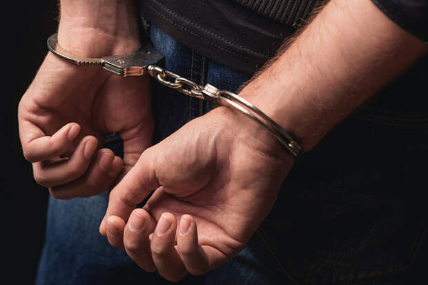 В Петровско-Разумовском полиция задержала мужчину за хранение оружия и наркотиков