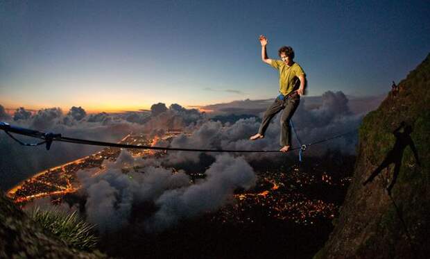 http://images.nationalgeographic.com/wpf/media-live/photos/000/360/cache/renan-ozturks-slacklining-gavea-stone-rio_36080_600x450.jpg