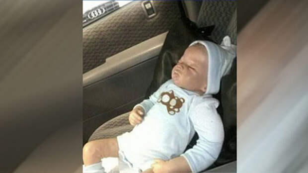 Кукла в машине