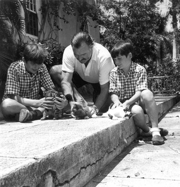 Писатель с сыновьями Грегори (слева) и Патриком играет с котятами, 1946 год.jpg