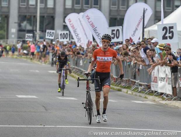 Will Routley (Rally Cycling) несет свой велосипед через финишную линию - 3-й (фото: Robert Jones)