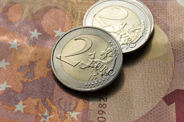 Курс евро в начале торгов опустился ниже 95 рублей впервые с 16 января