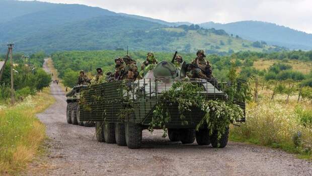 Украинские военные патрулируют местность возле Мукачево. Архивное фото.