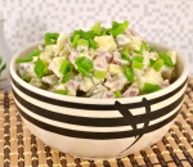 Салат с маринованными огурцами и свиным зельцем