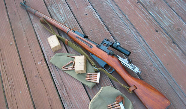 Оружие снайпера На фронте Павличенко выступала с обычной винтовкой Мосина M1891, калибра .30. Винтовка обладала сильнейшей отдачей, была пятизарядной и требовала передергивания затвора после каждого выстрела. Это не помешало Людмиле стать самым результативным снайпером в мире — ей, как хорошему танцору, ничего не мешало.
