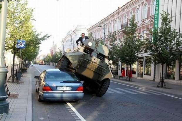 Мэр Вильнюса борется с неправильной парковкой БТРом (4 фото + видео)