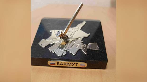 Пригожину на день рождения подарили статуэтку с картой Артемовска и миниатюрной кувалдой