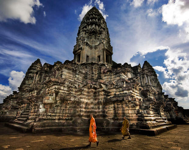 Камбоджа славится богатой культурой с многочисленными традициями. Здесь можно найти множество древних храмов, самым известным из которых является Ангкор-Ват, а также дворцовых комплексов, музеев и других достопримечательностей. Средняя стоимость гостиничных номеров за ночь составляет $20; обед на одного человека обойдётся в $3. На фото: Ангкор-Ват. (Trey Ratcliff)
