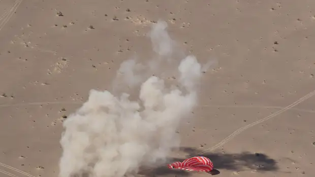 Экипаж "Шэньчжоу-13" вернулся на Землю с китайской космической станции