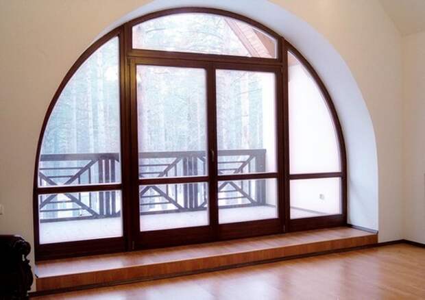 Окно с дверью на балкон арочной формы