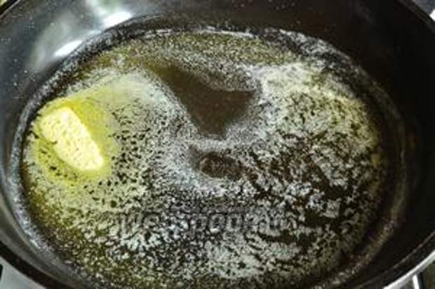 Сливочное масло нужно растопить на сковороде (на которой потом и будем готовить омлет) на медленном огне. Оно должно расплавиться, но не кипеть и не шкворчать.