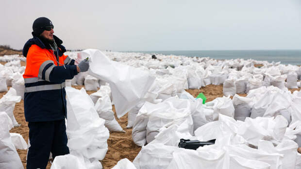 На Черноморском побережье у Анапы сняли защитный песчаный вал