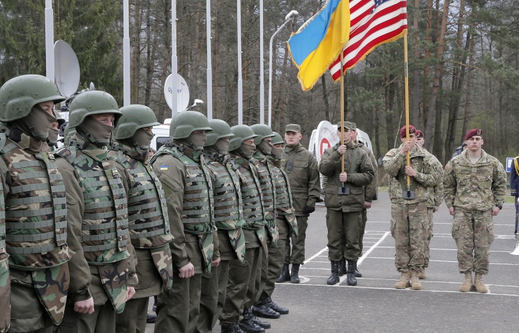 Американские и украинские военнослужащие во время открытия учений Fearless Guardian 2015