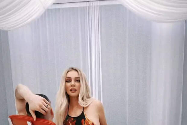 Певица Анна Седокова показала кадры со съемки в полупрозрачном платье