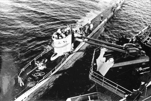 Немецкая подводная лодка U-251 пополняет топливо с тяжелого крейсера «Адмирал Шеер» в море. Фото из открытого доступа.