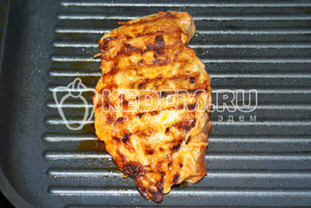 Куриную грудку предварительно замариновать в смеси паприки, чеснока, масла и соли. Обжарить с обеих сторон на сковороде гриль (можно обычной).  