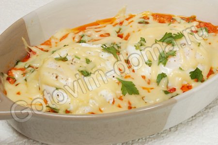 Яйца-пашот, запеченные с томатным соусом и сыром
