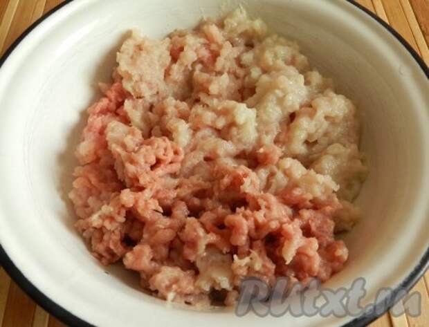 Из мяса индейки и одной луковицы приготовить фарш.