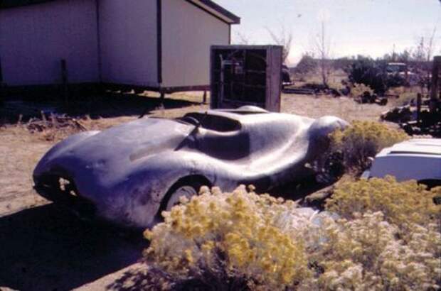 Вот только судьба у этой машинки - не из легких. Однажды уникальный раритет пропал, и многие авто-коллекционеры думали, что навсегда. <br>Но в 2002-ом году его нашли... в пустыне!