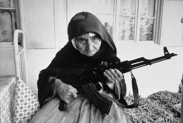 15. 106-летняя женщина, защищавшая свой дом с винтовкой в руках в Армении женщины, самые-самые, феминизм