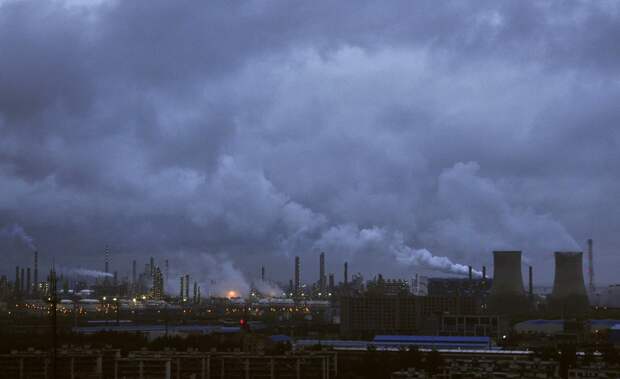 Дым от заводских труб поднимается над линией горизонта портового города Нинбо загрезнение, китай, природа