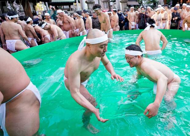 Традиционное купание в холодной воде в Японии
