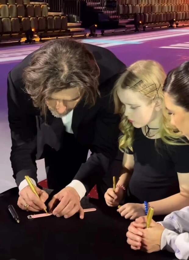 Пётр Чернышёв пришёл на автограф-сессию с 7-летней дочерью от Анастасии Заворотнюк