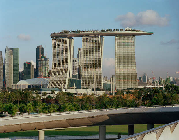 Один из самых необычных, высоких и дорогих отелей мира- Marina Bay Sands в Сингапуре