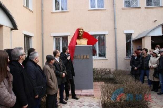 В Луганске установили бюст Сталина