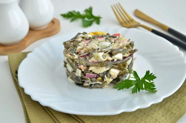 Салат с морской капустой и кальмарами