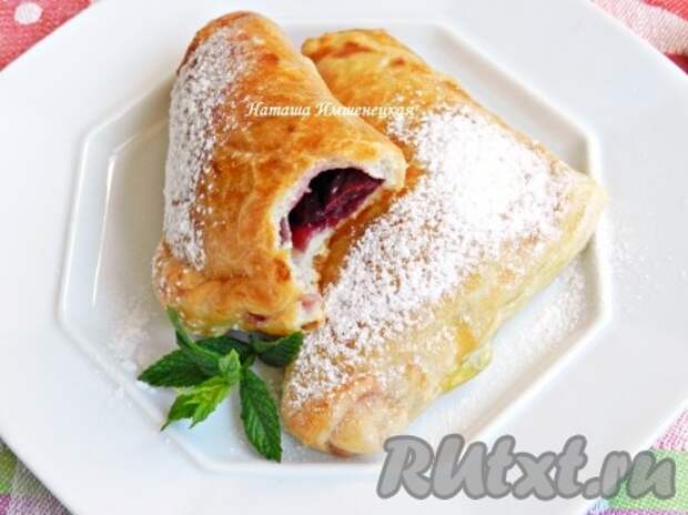 Вкусные и сочные слоеные пирожки с вишней готовы.